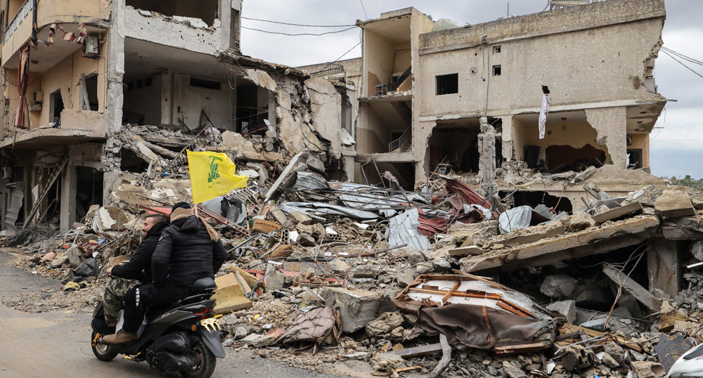 ދެކުނު ލުބުނާނުގައި އިޒްރޭލުގެ ހަމަލާއެއްގައި ހަލާކުވެފައިވާ އިމާރާތެއްގެ ކައިރިން ހިޒްބުﷲ ގެ ދިދަ ހިފައިގެން ދެމީހަކު ދުއްވާފައިދަނީ