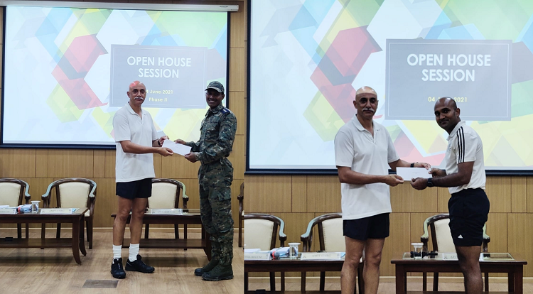 ގެނބެނިކޮށް އާއިލާއެއް ސަލާމަތްކޮށްދިން ފުލުހުންގެ ދެ އޮފިސަރުން