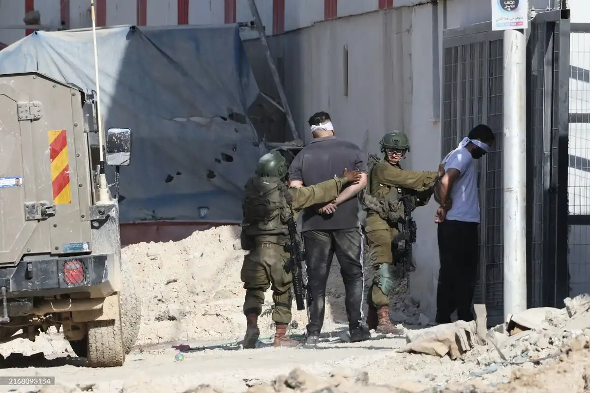 އިޒްރޭލު ސިފައިން 28 އޮގަސްޓް 2024 ގައި އިޒްރޭލުން ހިފާފައިވާ ހުޅަނގު އައްސޭރީ ގެ ތުލްކަރަމް ސިޓީ ކައިރީ ގައި އޮންނަ ނޫރު ޝަމްސް ކޭމްޕްގައި ހިންގި ރެއިޑެއް ގައި ފަލަސްތީނުގެ ދެ މީހަކު ހައްޔަރު ކުރަނީ