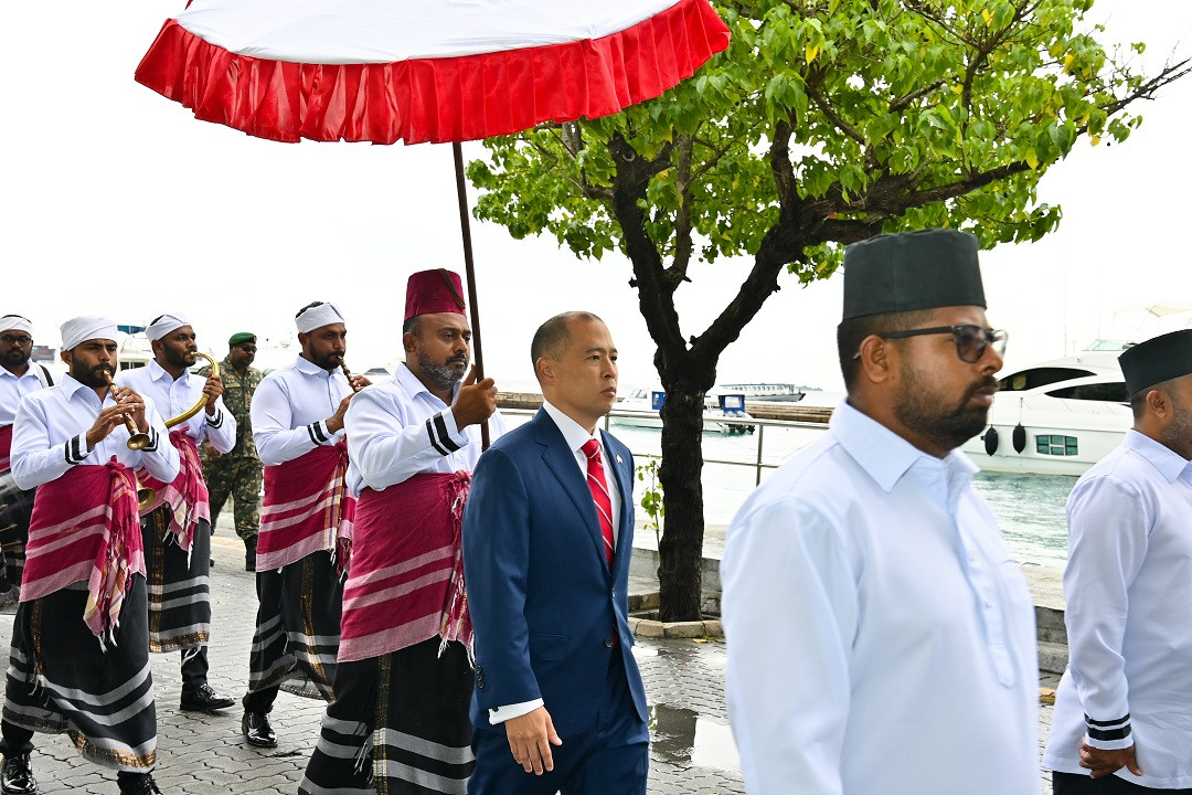 އެމެރިކާއިން ދިވެހިރާއްޖެއަށް ކަނޑައެޅި، ރާއްޖޭގައި ހުންނަވާ ފުރަތަމަ ސަފީރު ހޫގޯ ޔޫ-ހޯ ޔޮންގެ ސަފީރުކަމުގެ ފަތްކޮޅު ރައީސުލްޖުމްހޫރިއްޔާއަށް އެރުވުމުގެ ޚާއްޞަ ރަސްމިއްޔާތުގެ ތެރެއިން - ފޮޓޯ: ރައީސް އޮފީސް 