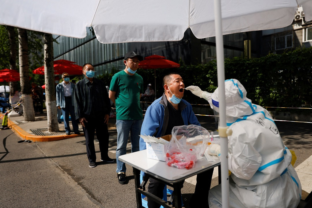 ޗައިނާގެ ވެރިރަށް ބެއިޖިންގައި މީހަކު ކޮވިޑް-19ށް ޓެސްޓުކުރަން ސާމްޕަލް ނަގަނީ - ފޮޓޯ: ރޮއިޓަރސް