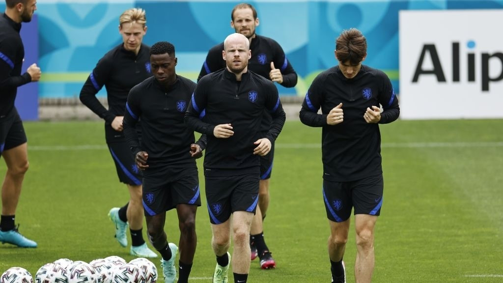 ނޯތު މެސެޑޯނިއާ މެޗުގެ ކުރިން ނެދަލެންޑްސްއިން ކުރިއަށްގެންދިޔަ ތަމްރީނުތަކުގެ ތެރެއިން