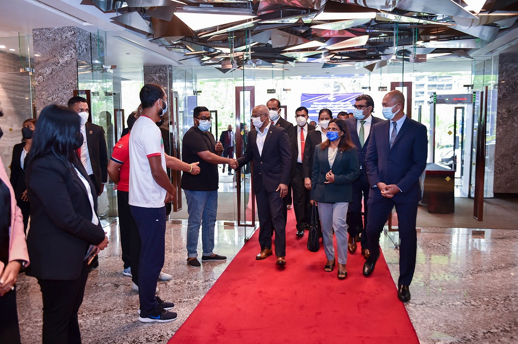 "ޕްރައިމް މިނިސްޓަރ މަހިންދަ ރާޖަޕަކްސަ ޓްރޮފީ 2021" ފުޓްބޯޅަ މުބާރާތަށް ރައީސުލްޖުމްހޫރިއްޔާގެ ދެކަނބަލުން ސްރީލަންކާއަށް ވަޑައިގެންނެވުން - ރާއްޖެއާ ސްރީލަންކާ، ބަންގްލަދޭޝް އަދި ސީޝެލްސް ހިމެނޭގޮތަށް ފަށާ މި މުބާރާތް ފެށުމުގެ ގޮތުން ކުޅޭ ފުރަތަމަ މެޗްގައި ބައްދަލުކުރުމަށް ހަމަޖެހިފައި ވަނީ ރާއްޖެއާ ސްރީލަންކާގެ ޓީމް - ފޮޓޯ: ރައީސް އޮފީސް