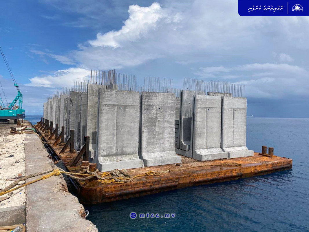 ލަންދޫ ބަނދަރުގެ އެއްގަމު ތޮއްޓަށް ބޭނުންވާ ކޮންކުރީޓް ބުލޮކްތައް،