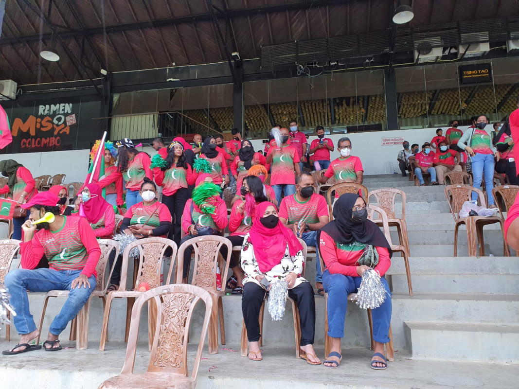 "މަހިންދަ ރާޖަޕަކްސަ ޓްރޮފީ" ފުޓްބޯޅަ މުބާރާތުގައި ދިވެހިރާއްޖެ އާއި ސްރީލަންކާ ބައްދަލުކުރާ މެޗުގައި، ދިވެހި ޓީމަށް ހިތްވަރު ދިނުމަށް ދަނޑަށް ވަދެ ތިބި ދިވެހި ސަޕޯޓަރުން - ފޮޓޯ: މުޙައްމަދު ފައިސަލް