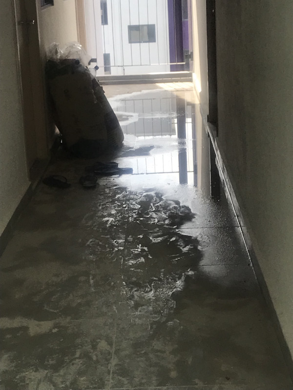 ވާރޭވެހިއްޖެނަމަ ކުޑަދޮރުތައް ލައްޕާފައި ހުއްޓަސް ފެން ފައިބާ ކަމަށާއި ފެން ހޮޅިތަކުން ވެސް ފެން ފައިބާކަމަށް އެތަނުގައި ދިރިއުޅޭ އާއިލާތަކުން ބުނޭ - ފޮޓޯ: ހިޔާ ޔޫނިއަން 