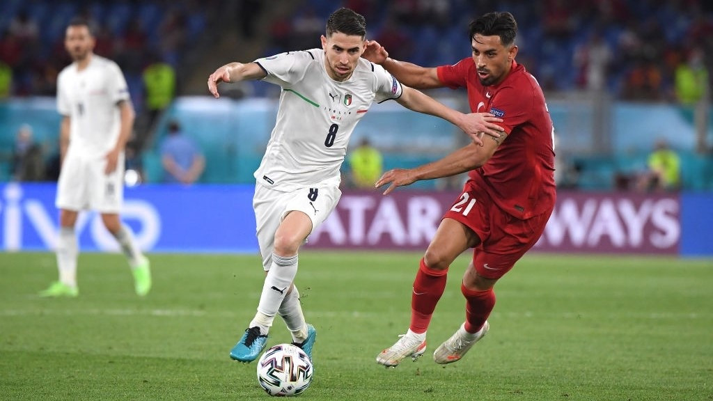 ތުރުކީ އާއި އިޓަލީ ބައްދަލުކުރި މެޗުގެ ތެރެއިން އިޓަލީގެ ޖޯޖީނިއޯ ބޯޅަ ހިފައިގެން ދަނިކޮށް - ފޮޓޯ: ގެޓީ އިމޭޖަސް