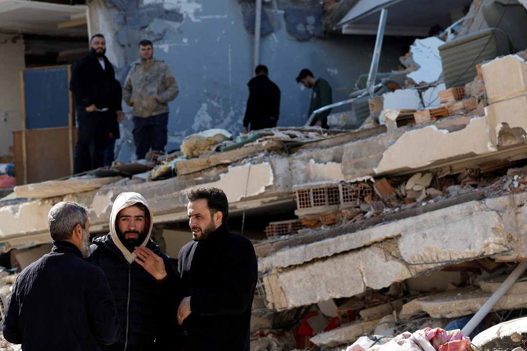 ތުރުކީ-ސީރިޔާ ބިންހެލުމުގައި އެތައް ބައެއްގެ ގެދޮރު ވަނީ ބިމާ ހަމަވެފައި - ފޮޓޯ: ރޮއިޓަރސް