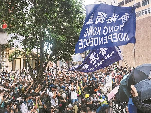 ހޮންގްކޮންގްގެ އިންތިހާބަށް ޗައިނާއިން ނުފޫޒު ފޯރުވުމުން އެގައުމުގެ ރައްޔިތުން ބޭއްވި މުޒާހަރާގެ ތެރެއިން