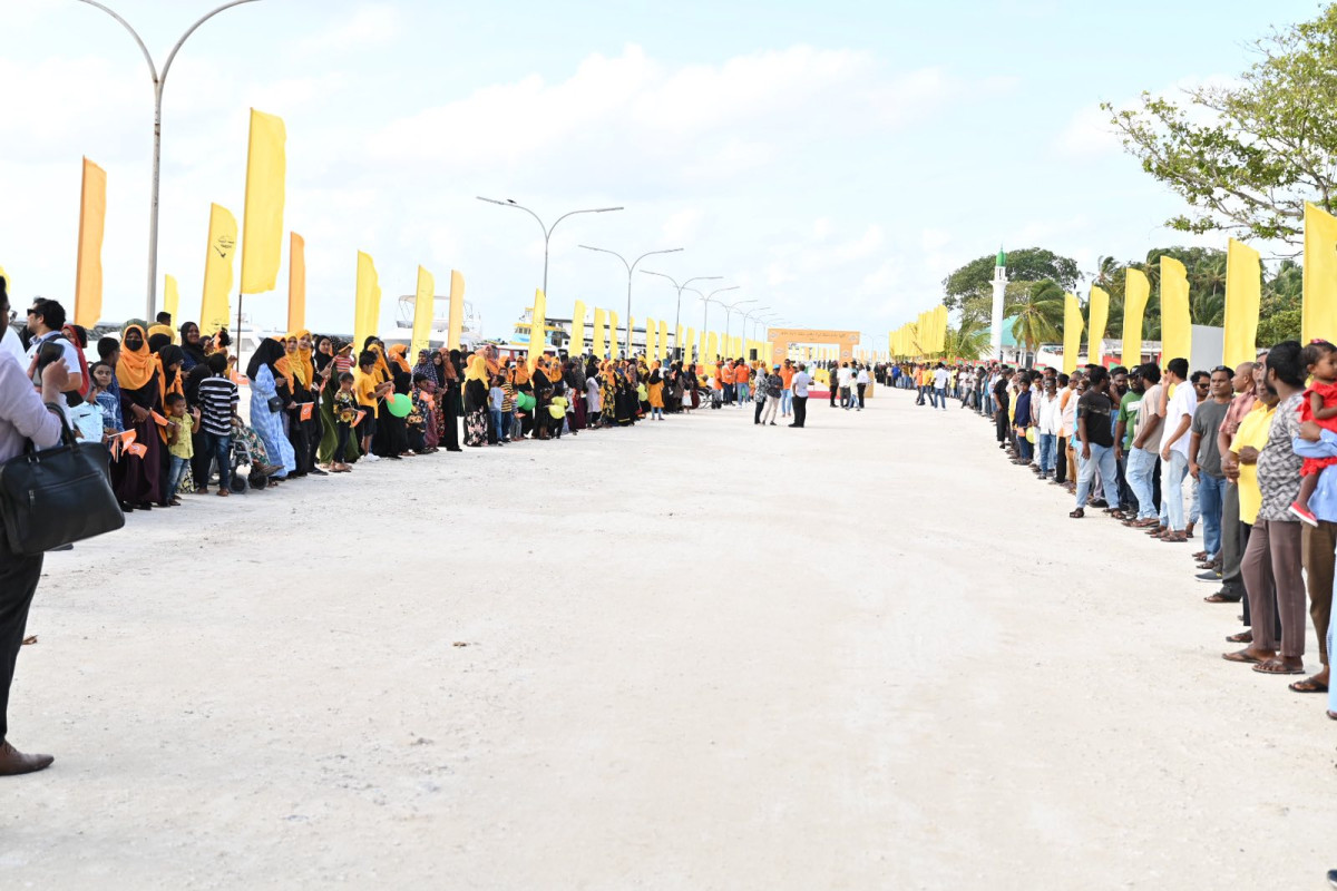 ރައީސް  ޞާލިހު ށ. އަތޮޅަށް ކުރައްވާ ދަތުރުފުޅު - ފޯކައިދޫ އަށް ވަޑައިގަތުން - ރައީސަށް މަރުހަބާ ދެންނެވުމަށް ބޮޑު ކިޔޫއެއް - ފޮޓޯ: އެމްޑީޕީ