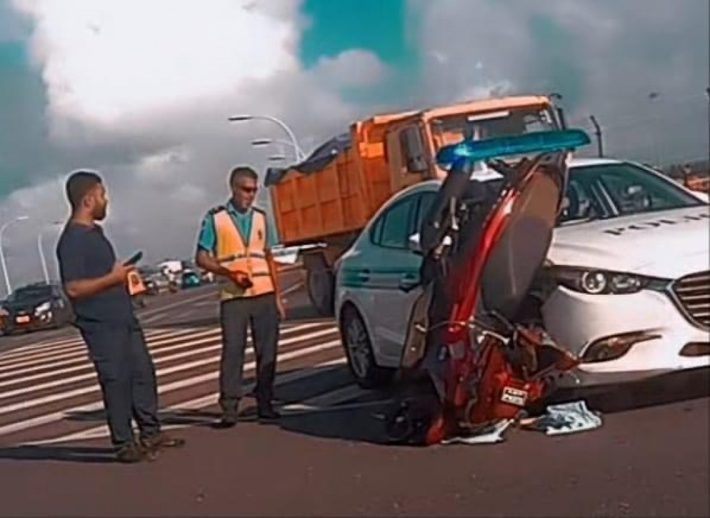 ފުލުހުންގެ ވެހިކަލަކާއި ސައިކަލެއް ޖެހި ހިނގި އެކްސިޑެންޓް