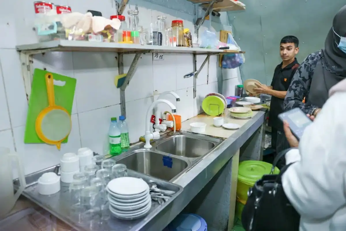 އިމިގްރޭޝަން އޮފިސަރުން ގަވާއިދާ ހިލާފަށް ހިންގަމުންދާ ކައްކާތަނެއް ބަލާ ފާސްކުރަނީ