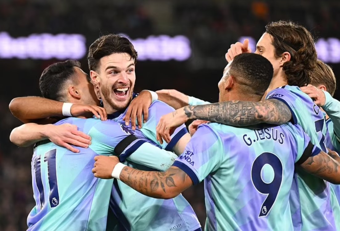 މެޗުގައި ލަނޑު ޖެހުމަށްފަހު އާސެނަލްގެ ކުޅުންތެރިން އުފާ ފާޅު ކުރަނީ