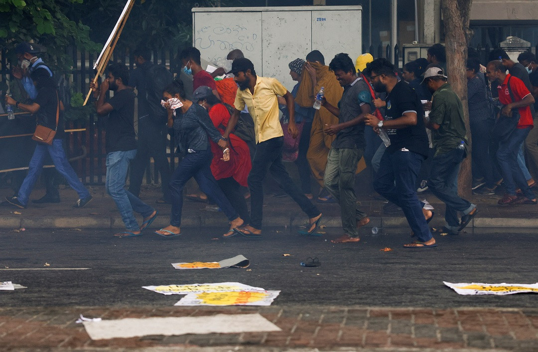 ސްރީލަންކާގައި ސަރުކާރާ ދެކޮޅަށް ކުރި މުޒާހަރާ ހުއްޓުވުމަށް ފުލުހުން ވަނީ ވޯޓަރ ކެނޮން ބޭނުންކޮށްފައި - ފޮޓޯ: ރޮއިޓަރސް