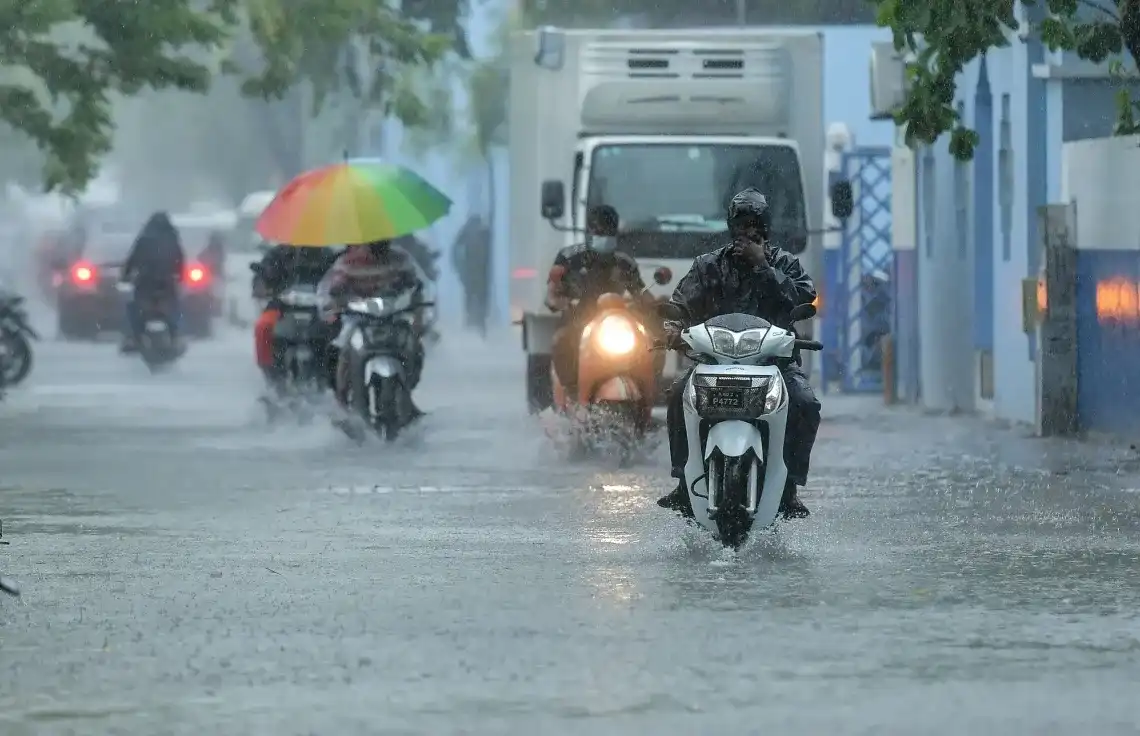 ވިއްސާރައިގެ ތެރެއިން މާލޭ މަގު މަތީގައި ސައިކަލުގައި ބަޔަކު ދަތުރުކުރާ މަންޒަރު