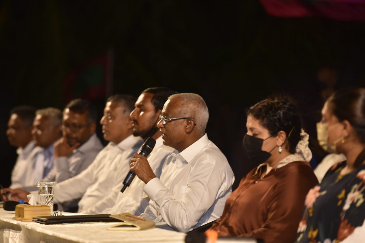 ހިންނަވަރު ރައްޔިތުންނާ ބައްދަލު ކުރެއްވުން - ކައުންސިލުގެ އިމާރާތް ހެދުމުގެ މަސައްކަތް ބަޖެޓުގައި ހިމެނޭކަމަށާއި މަގު ހެދުމާއި ޔުނިވަރސިޓީގެ ކެމްޕަހެއް ޤާއިމުކުރުމާއި ކަރަންޓުގެ ވިއުގަ ރަނގަޅުކުރުމާއި 100 ހައުސިންގ ޔުނިޓް ޤާއިމުކުރުމުގެ މަސައްކަތް ވެސް ކުރިޔަށްދާނެކަމުގައި ރައީސުލްޖުމްހޫރިއްޔާ ވިދާޅުވި - ފޮޓޯ: ރައީސް އޮފީސް