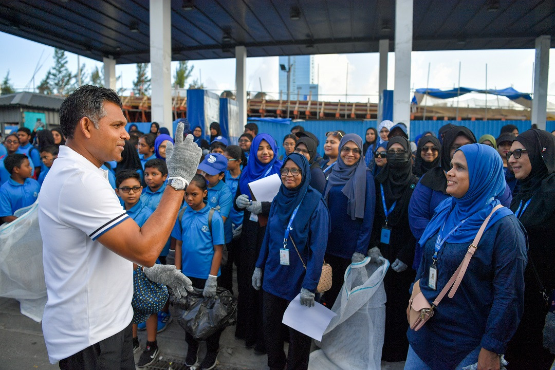 ދުނިޔޭގެ ކަނޑުތަކުގެ ދުވަސް ފާހަގަކުރުމަށް ޤައުމީ ފެންވަރުގައި ބޭއްވި ސާފުކުރުމުގެ ހަރަކާތުގައި ނައިބު ރައީސް ބައިވެރިވެވަޑައިގެންނެވުން - ފޮޓޯ: ރައީސް އޮފީސް