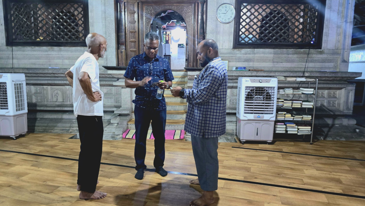 އީދު މިސްކިތުގައި ހުރި ފަންކާ ނެގި މައްސަލައިގައި މޭޔަރު އެތަނުގައި އެކަންތައް ބައްލަވަނީ