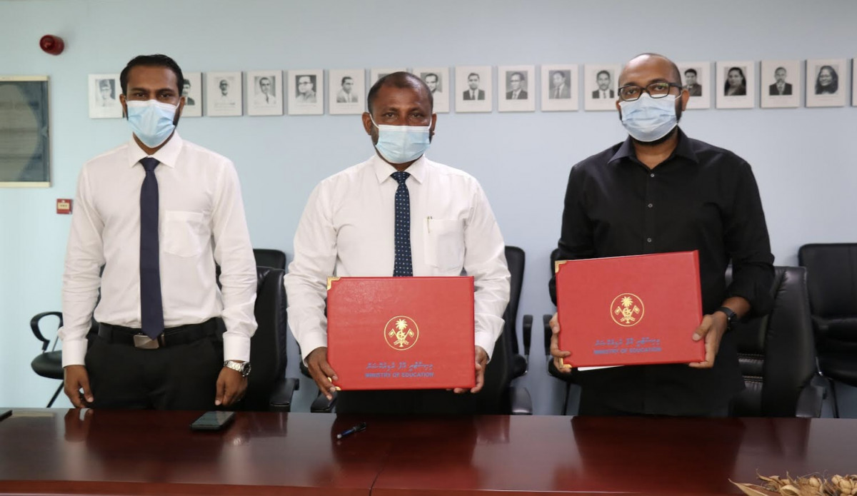 ވ.ރަކީދޫ އަދި ވ.ތިނަދޫ ސްކޫލް އަޕްގްރޭޑް ކުރުމުގެ މަސައްކަތް ހަވާލުކުރުމުގެ އެގްރިމަންޓްގައި ސޮއިކުރުން