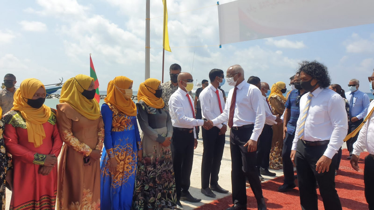 ރައީސް ސާލިހް ޅ. ކުރެންދޫއަށް ވަޑައިގަތުން - ކުރެންދޫގެ އެމްޑީޕީގެ މެމްބަރުންނާއި ބައްދަލުކުރެއްވުމަށް ރައީސް ވަނީ ނިންމަވާފައި - ފޮޓޯ: ރާއްޖެއެމްވީ 