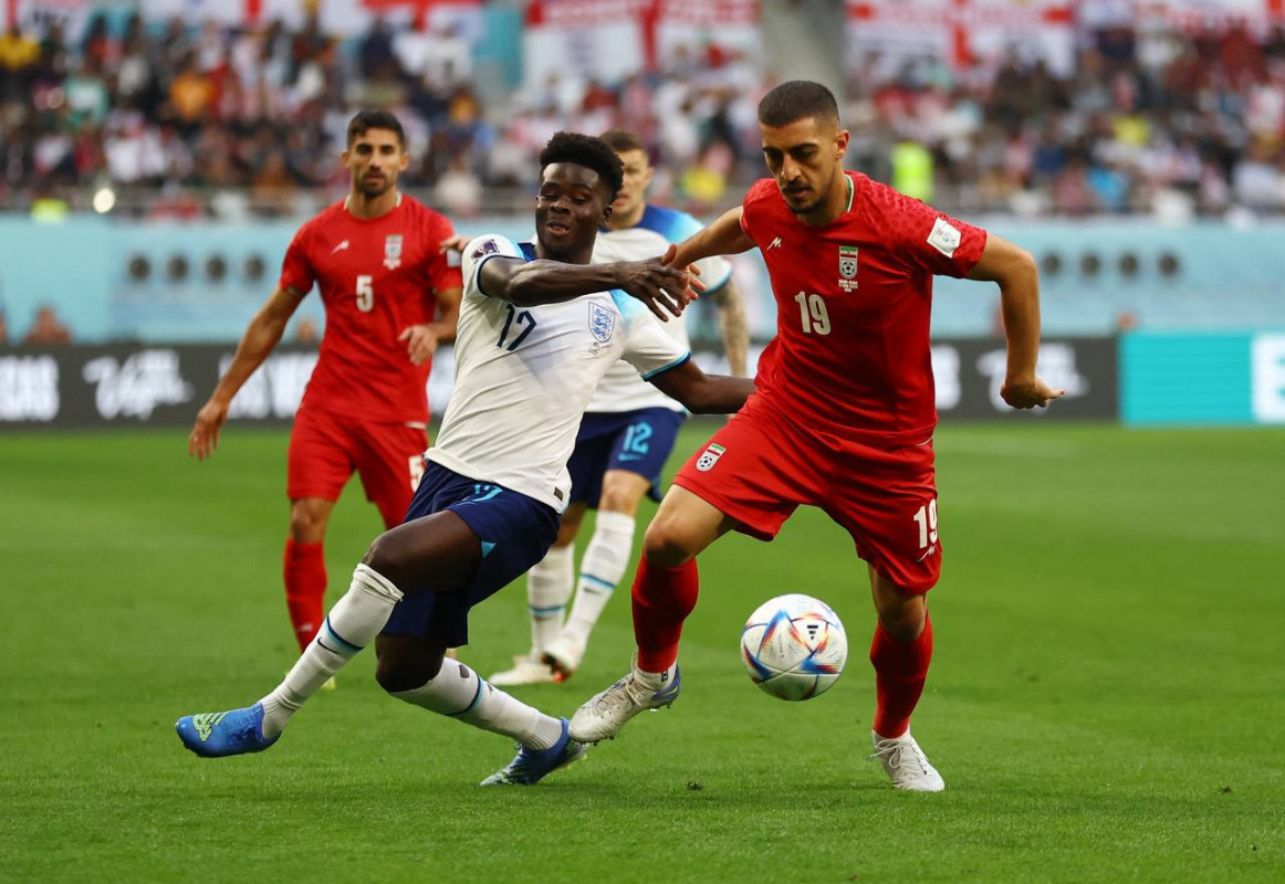 އިންގްލެންޑު އަދި އީރާން ކުޅުނު މެޗުގެ ތެރެއިން: ފޮޓޯ - ރޮއިޓާސް 