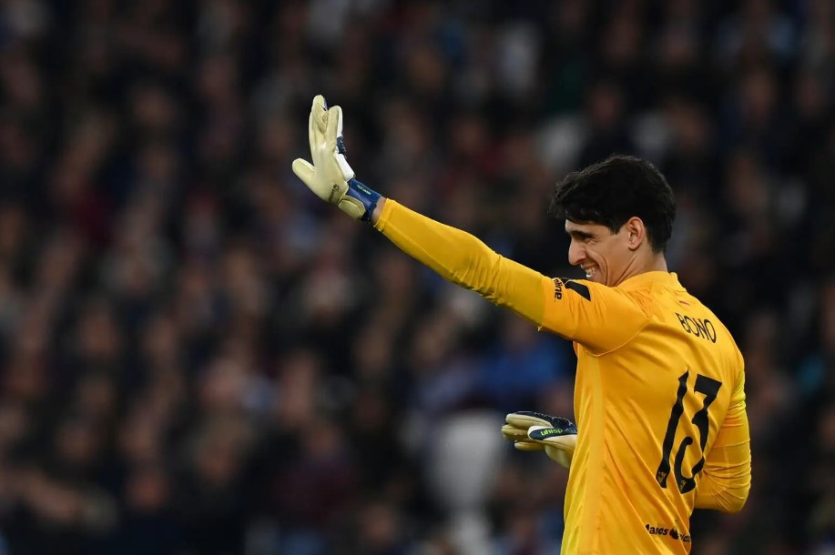 ސެވިއްޔާ އަށް ކުޅެމުން އަންނަ މޮރޮކޯގެ ގޯލްކީޕަރު ޔަސިން ބޯނޯ