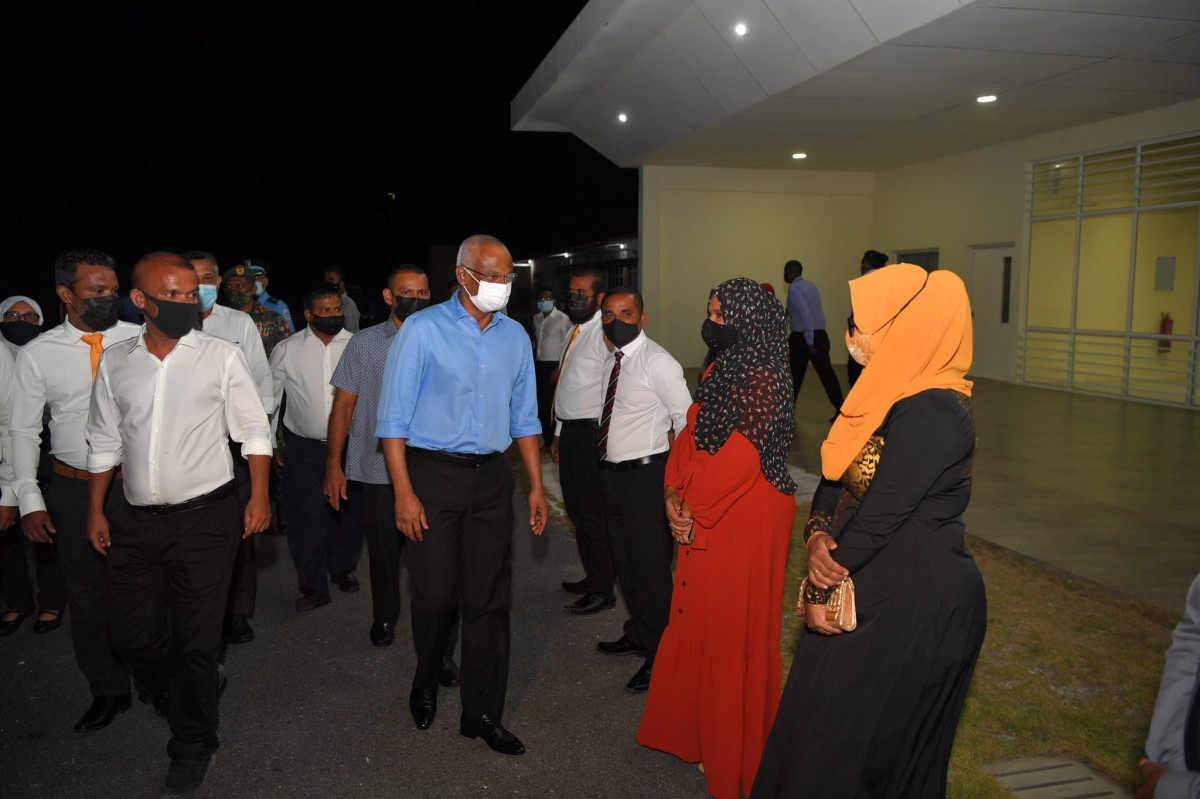 ރައީސް ސޯލިހު ތިމަރަފުއްޓަށް ވަޑައިގަތުމުން އެމަނިކުފާނަށް މަރުހަބާ ދެންނެވުމަށް ތައްޔާރުވެފައި - ފޮޓޯ: ރައީސް އޮފީސް