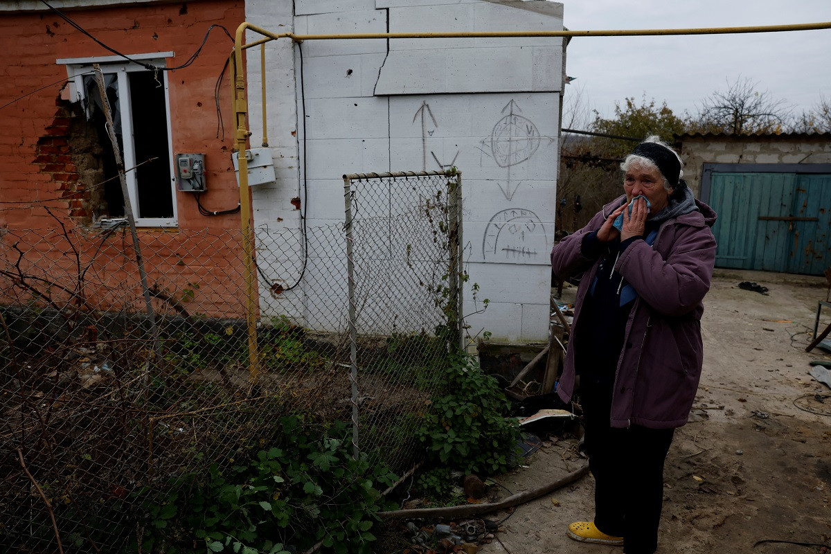 ކަމްޔަންކާ އަވަށުގައި ދިން ބޮމުގެ ހަމަލާތަކުގައި މަރުވި އުމުރުން 44 އަހަރުގެ އޮލެކްސެންޑާ މެލެނެޓްސް ވަޅުލާފައިވާތަން ކައިރީގައި އޭނާގެ މަންމަ، ނީނާ - ފޮޓޯ: ރޮއިޓަރސް