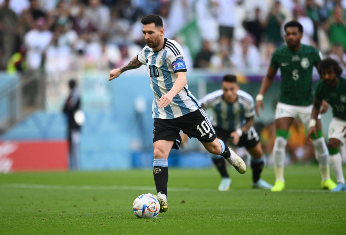 އާޖެންޓީނާ އަދި ސައޫދީ އަރަބިއްޔާ ކުޅުނު މެޗުގެ ތެރެއިން، މެސީ ޕެނަލްޓީ ފޮނުވާލަނީ: ފޮޓޯ - ރޮއިޓާސް 