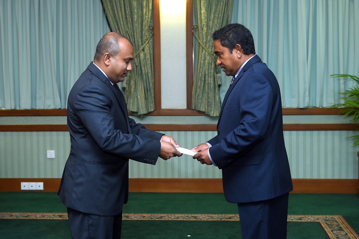 ރައީސް ޔާމީންގެ އަރިސް ބޭފުޅެއްކަމަށްވާ އައްބާސް އާދިލް ރިޒާއަށް، ރައީސް ޔާމީނުގެ ދައުރުގައި ފަތްކޮޅު އަރުވަނީ