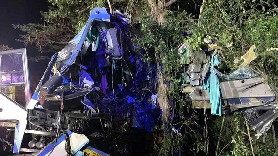 ތައިލަންޑުގައި ހިނގި ބަސް އެކްސިޑެންޓުގައި ބަހުގެ ކުރީކޮޅު ދެފަޅިވެފައި