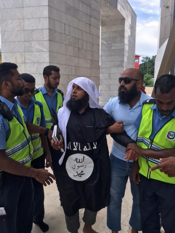 އައިއެސް ލޯގޯ ޖަހައިގެން މެމްބަރަށް އެރި މީހާ ހައްޔަރު ކުރުން