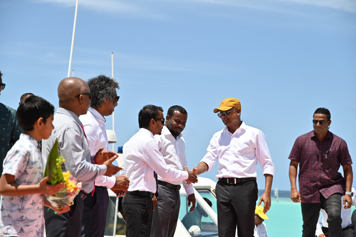 ރައީސް ސާލިޙު ށ. އަތޮޅަށް ކުރައްވާ ދަތުރުފުޅު - ރައީސްގެ އަރިހުގައި ގިނަ އަދެދެއްގެ ކެބިނެޓް މިނިސްޓަރުން ބައިވެރިވެވަޑައިގަންނަވާ ފޮޓޯ: އެމްޑީޕީ