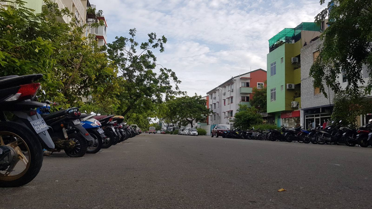 ހުޅުމާލޭގެ މަގެއް - މާލެ ސަރަހައްދު ފުރަބަންދުކޮށް، އެޅި ފިޔަވަޅުތަކާއެކު މަގުމަތީގައި ހަރަކާތްތެރިވާ މީހުން މަދު -  ފޮޓޯ: ރާއްޖެއެމްވީ