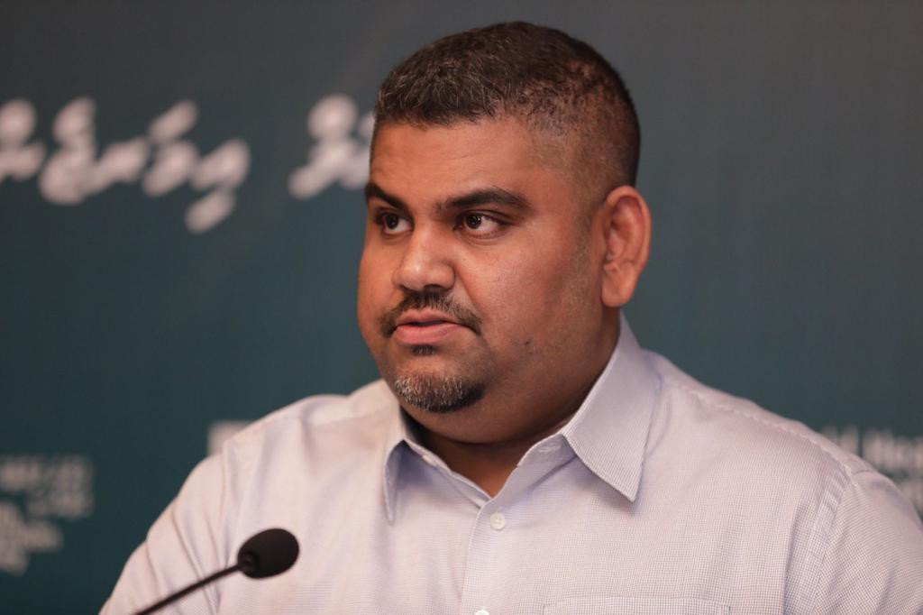 ނޫސްވެރިންގެ ބައްދަލުވުމުގައި މަބްރޫކް އަބްދުލް އަޒީޒް ވާހަކަދައްކަވަނީ - ނޫސްވެރިންގެ ބައްދަލުވުމުގައި މަބްރޫކް ވިދާޅުވީ ބިދޭސީން ތޮއްޖެހިގެން އުޅޭ އިތުރު ފަސް ތަނެއް މިހާރު ފެނިފައިވާކަމަށް -- ފޮޓޯ: ރައީސް އޮފީސް