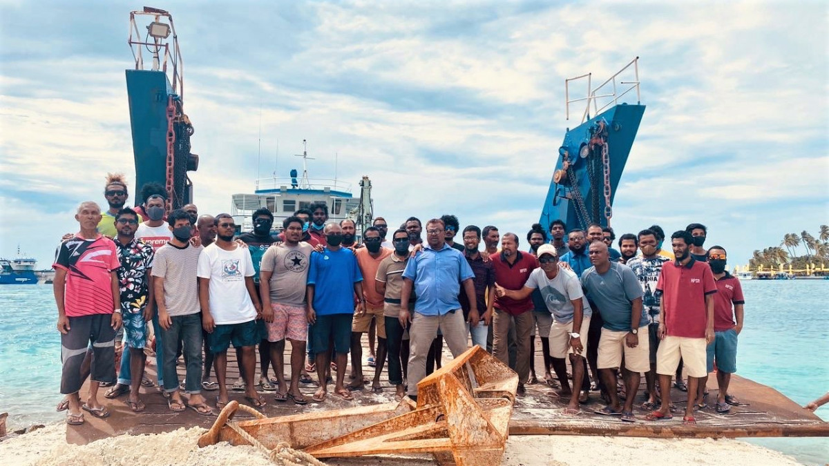 އަންގާރަ ދުވަހު ގުރައިދުއަށް އެ ރަށު ފުޓްބޯޅަ ދަނޑުގެ ބިން އެއްވަރުކުރުމަށް ބޭނުންވާ ސާމާނާއި އުޅަނދުފަހަރު ވަނީ ގެންގޮސްފައި