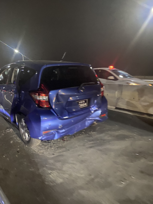 ސިނަމާލެ ބްރިޖުގައި ހިނގައިގެން އުޅޭ އެކްސިޑެންޓުގައި ގެއްލުން ލިބުނު ކާރެއް