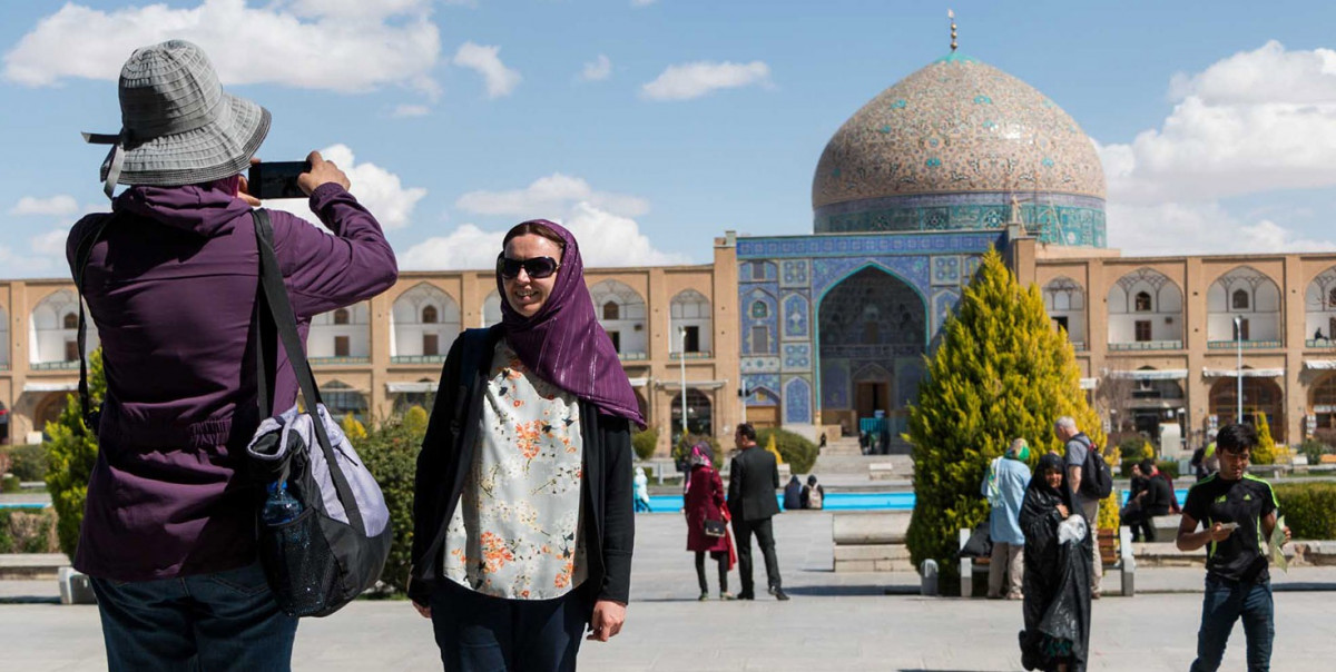 އީރާނަށް ޒިޔާރަތްކުރި ފަތުރުވެރިންތަކެއް ފޮޓޯ ނަގަނީ