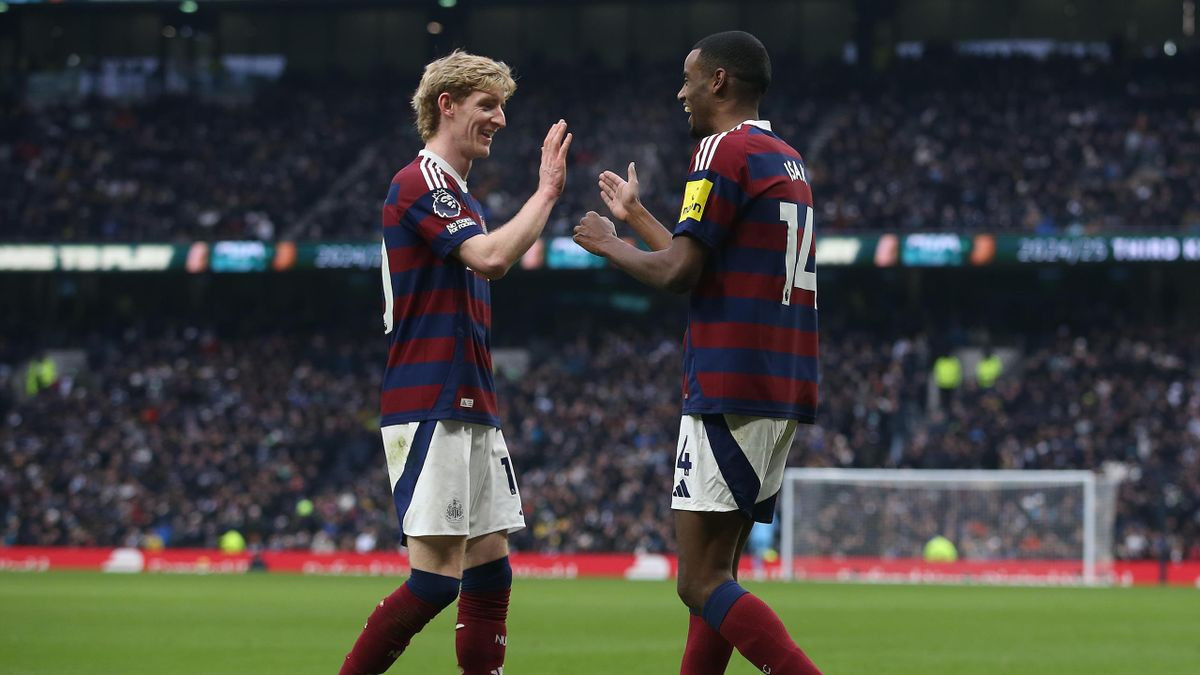 މެޗުގައި ލަނޑު ޖެހުމަށްފަހު ނިއުކާސަލްގެ ކުޅުންތެރިން އުފާ ފާޅު ކުރަނީ