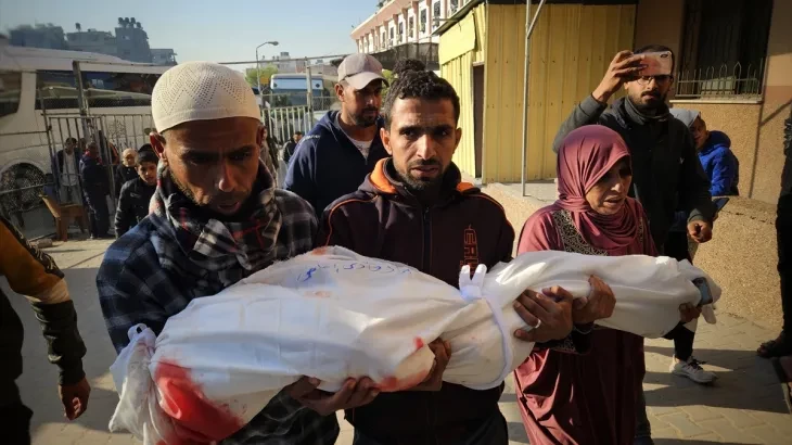 އިޒްރޭލުގެ ހަމަލާއެއްގައި ޝަހީދުވި މީހެއްގެ ހަށިގަނޑު އަތްދަނޑިމަތީގައި އުފުލަނީ