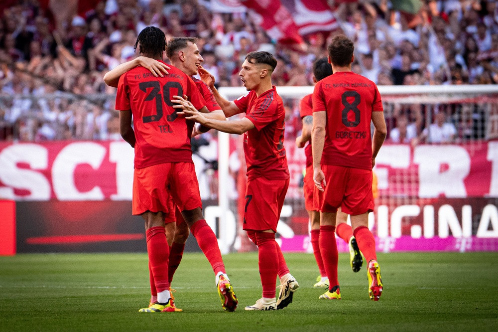 މެޗުގައި ލަނޑު ޖެހުމަށްފަހު ބަޔާންގެ ކުޅުންތެރިން އުފާ ފާޅުކުރަނީ