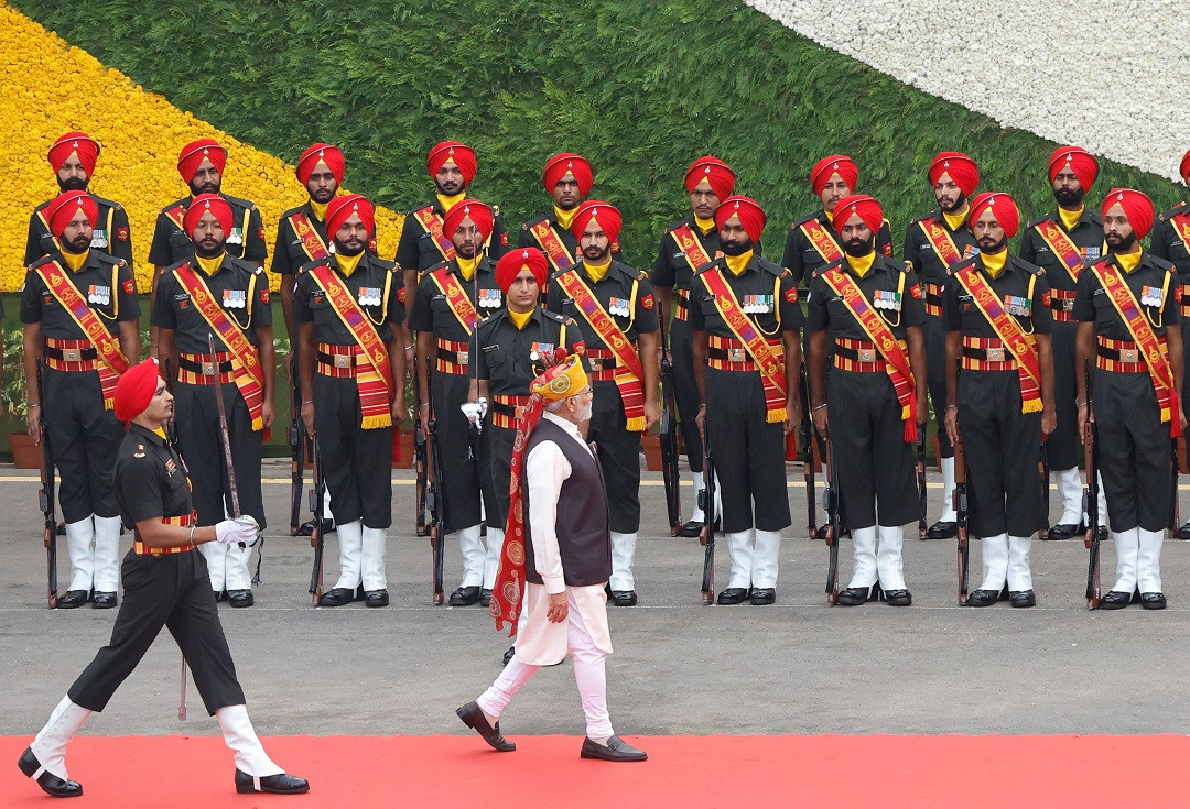 އިންޑިއާގެ މިނިވަން ދުވަސް ފާހަގަކުރުމަށް ރެޑް ފޯރޓްގައި ކުރިއަށްގެންދިޔަ ޚާއްސަ ހަފުލާގެ ތެރެއިން - ފޮޓޯ: ރޮއިޓަރސް ވަސް ފާހަގަކުރުން 