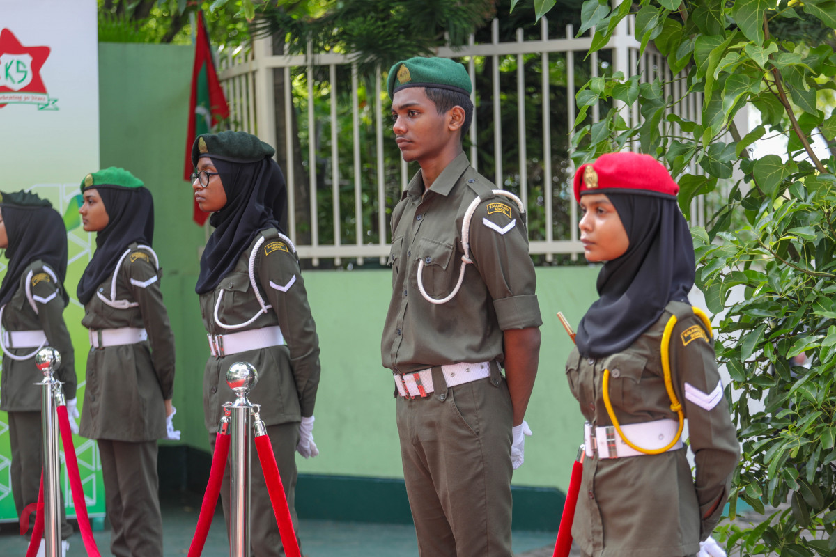 25 ޖުލައި 2019 --ކަލާފާނު ސުކޫލުގެ 30 ވަނަ އަހަރީ ދުވަސް ފާހަގަކުރުމުގެ ގޮތުން ބޭއްވި ފޮޓޯ މައުރަޒު ހުޅުވުމުގެ ރަސްމިއްޔާތު ޝަރަފްވެރި ކޮށްދެއްވަން ވަޑައިގަތް ކުރީގެ ރައީސް މައުމޫން އަބްދުލް ގައްޔޫމްގެ އިސްތިގުބާލުގައި-- ފޮޓޯ: ޝުއައިބް މުހައްމަދު