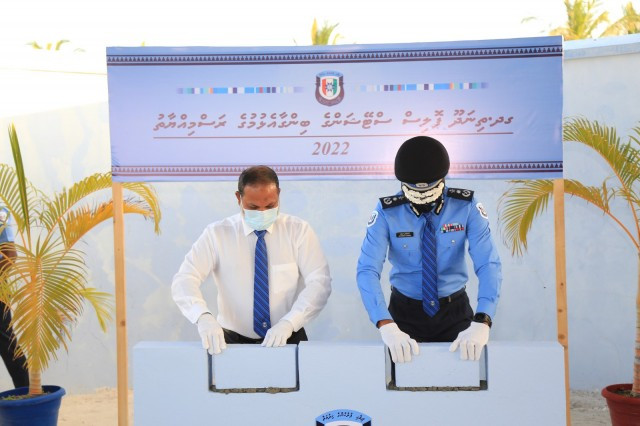 ގދ. ތިނަދޫ ޕޮލިސް ސްޓޭޝަންގެ ބިންގާ، ހޯމް މިނިސްޓަރ އިމްރާން އަބްދުﷲއާއި ކޮމިޝަނަރ އޮސް ޕޮލިސް މުހައްމަދު ހަމީދު އަޅުއްވައިދެއްވަނީ