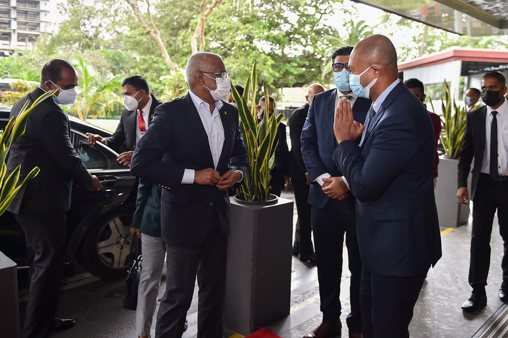 "ޕްރައިމް މިނިސްޓަރ މަހިންދަ ރާޖަޕަކްސަ ޓްރޮފީ 2021" ފުޓްބޯޅަ މުބާރާތަށް ރައީސުލްޖުމްހޫރިއްޔާގެ ދެކަނބަލުން ސްރީލަންކާއަށް ވަޑައިގެންނެވުން - ފޮޓޯ: ރައީސް އޮފީސް