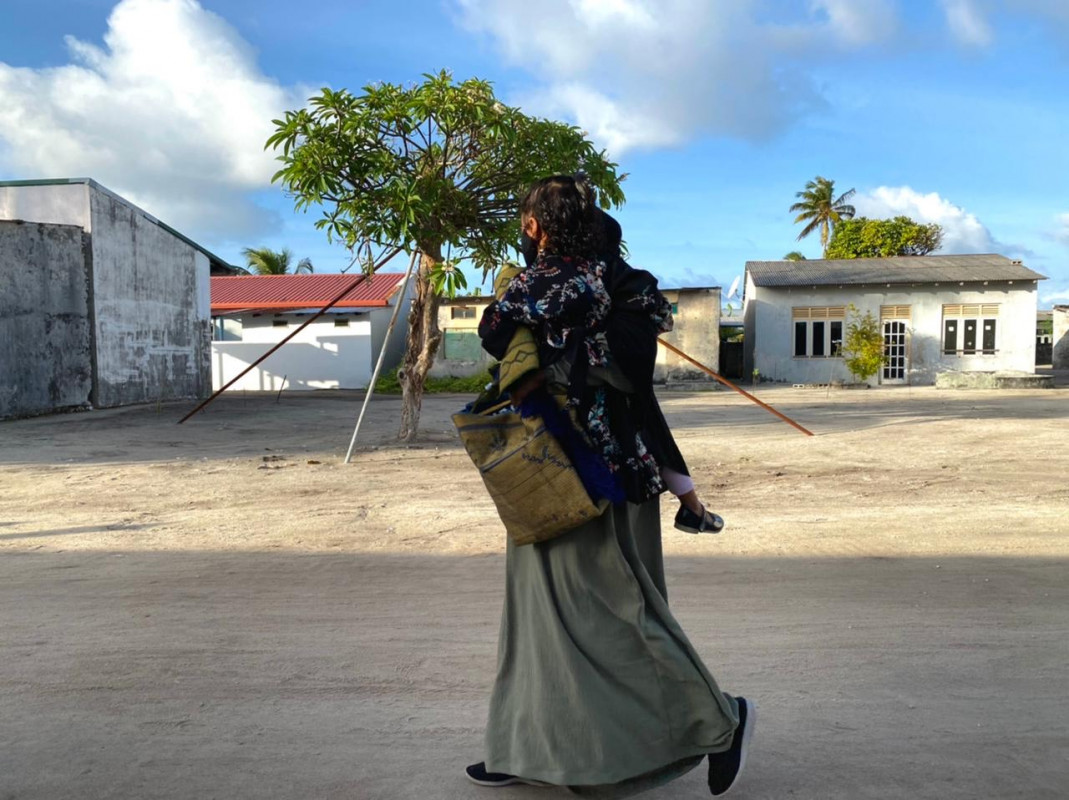 އަޟްޙާ ޢީދު 1442 - ރ. ރަސްގެތީމްގައި ކުރެވުނު ޢީދު ނަމާދަށްފަހު އަންހެނަކު ތުއްތު ކުއްޖެއް ގޮވައިގެން ދަނީ - ފޮޓޯ: ރާއްޖެއެމްވީ