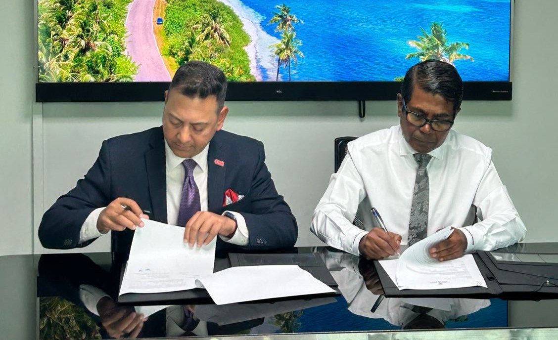 ރާއްޖެ ޕްރޮމޯޓްކުރުމުގެ އެއްބަސްވުމުގައި އެމްއެމްޕީއާރުސީގެ އެމްޑީ، ތޮއްޔިތު (ކ) އާއި ސީއެންއެން އިންޓަރނޭޝަނަލް ކޮމަރޝަލްގެ ޑިރެކްޓަރ ސޭލްސް، އަބިޖީތު ދަރު (ވ) ސޮއިކުރައްވަނީ