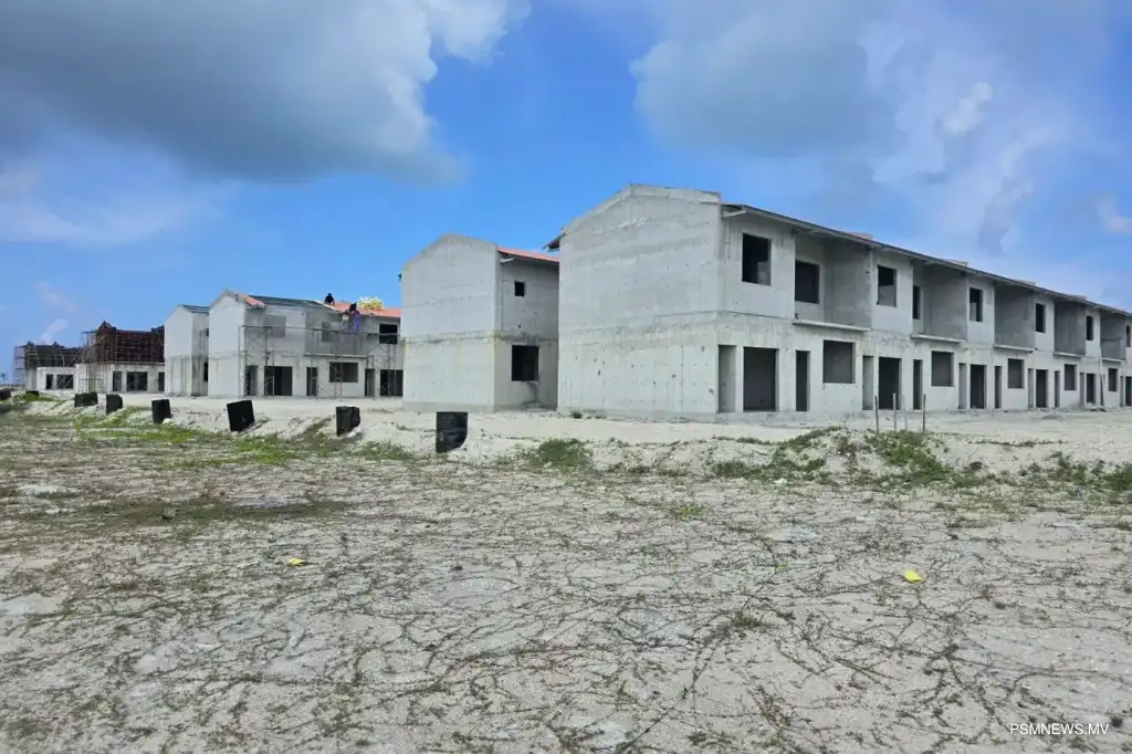 ކުރީ ސަރުކާރުން ތިނަދޫ ސިޓީގައި އިމާރާތް ކުރި ރޯ ހައުސްތައް. މިމަޝްރޫއުގެ 70 އިންސައްތަ މަސައްކަތް ވަނީ ނިމިފައި.
