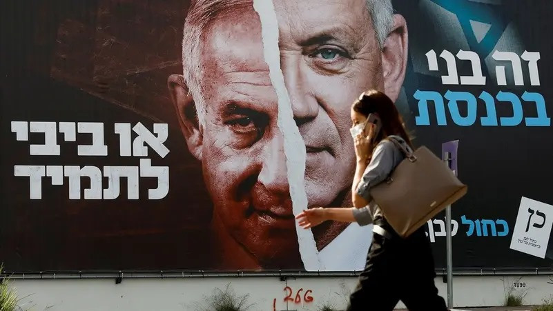 އިޒްރޭލުގެ ބޮޑުވަޒީރާއި ޑިފެންސް މިނިސްޓަރ ގެ ފޮޓޯ ހިމަނާފައިވާ ބެނަރ އެއް