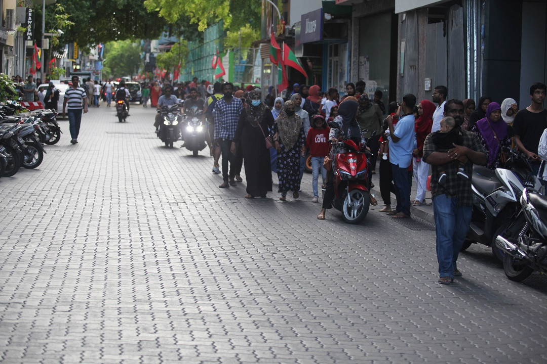 މި އަހަރުގެ މިނިވަން ދުވަހުގެ މުނާޞަބަތުގައި ބޭއްވި އަސްކަރީ ޕެރޭޑާއި ޕްރޮސެޝަން ބަލާލަން މަގުތަކަށް ނުކުތް މީހުން - ފޮޓޯ: އަހުމަދު ސިރާޖް